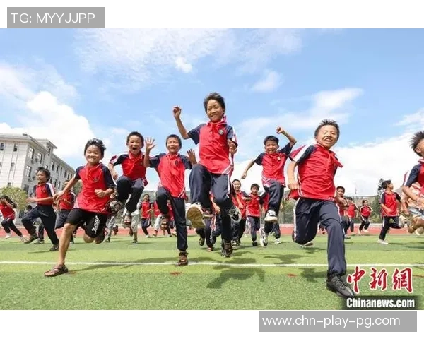 小学足球场的美丽风景与孩子们的快乐时光相伴随 小学足球场的美丽风景与孩子们的快乐时光相伴随